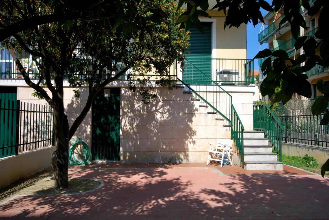 Appartamenti Con Giardino E Posto Auto Per Famiglie 菲纳莱利古雷 外观 照片