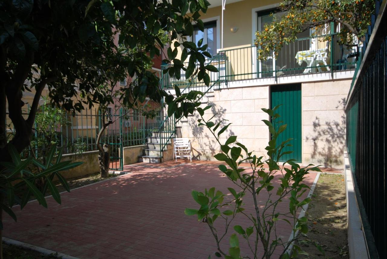 Appartamenti Con Giardino E Posto Auto Per Famiglie 菲纳莱利古雷 外观 照片